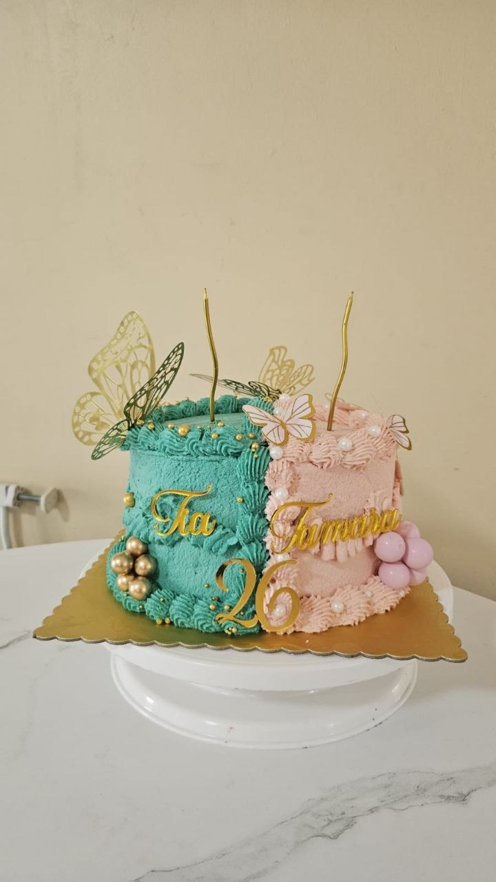Under the sea themed cake with shells and seaweed details
